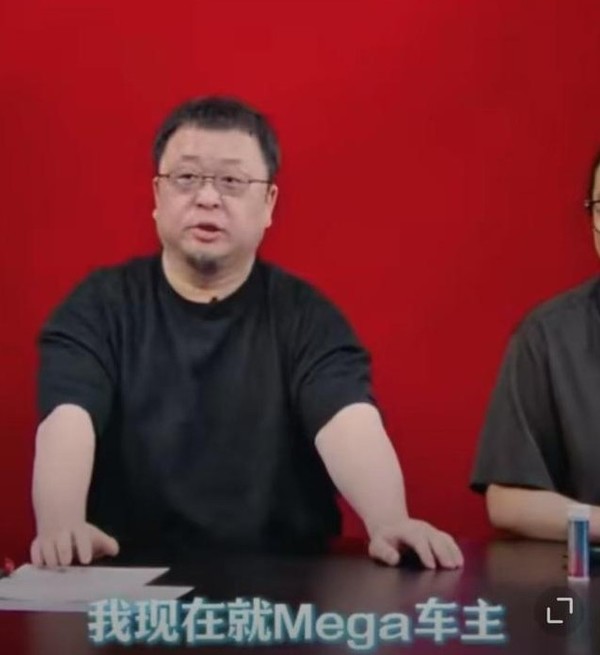 网友拍到知名男星开理想MEGA！罗永浩也自称是车主