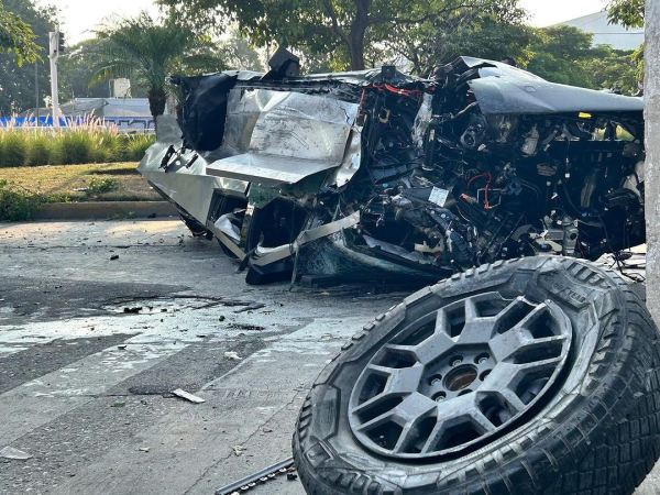 特斯拉Cybertruck连遭撞车事故 马斯克称赞其安全性